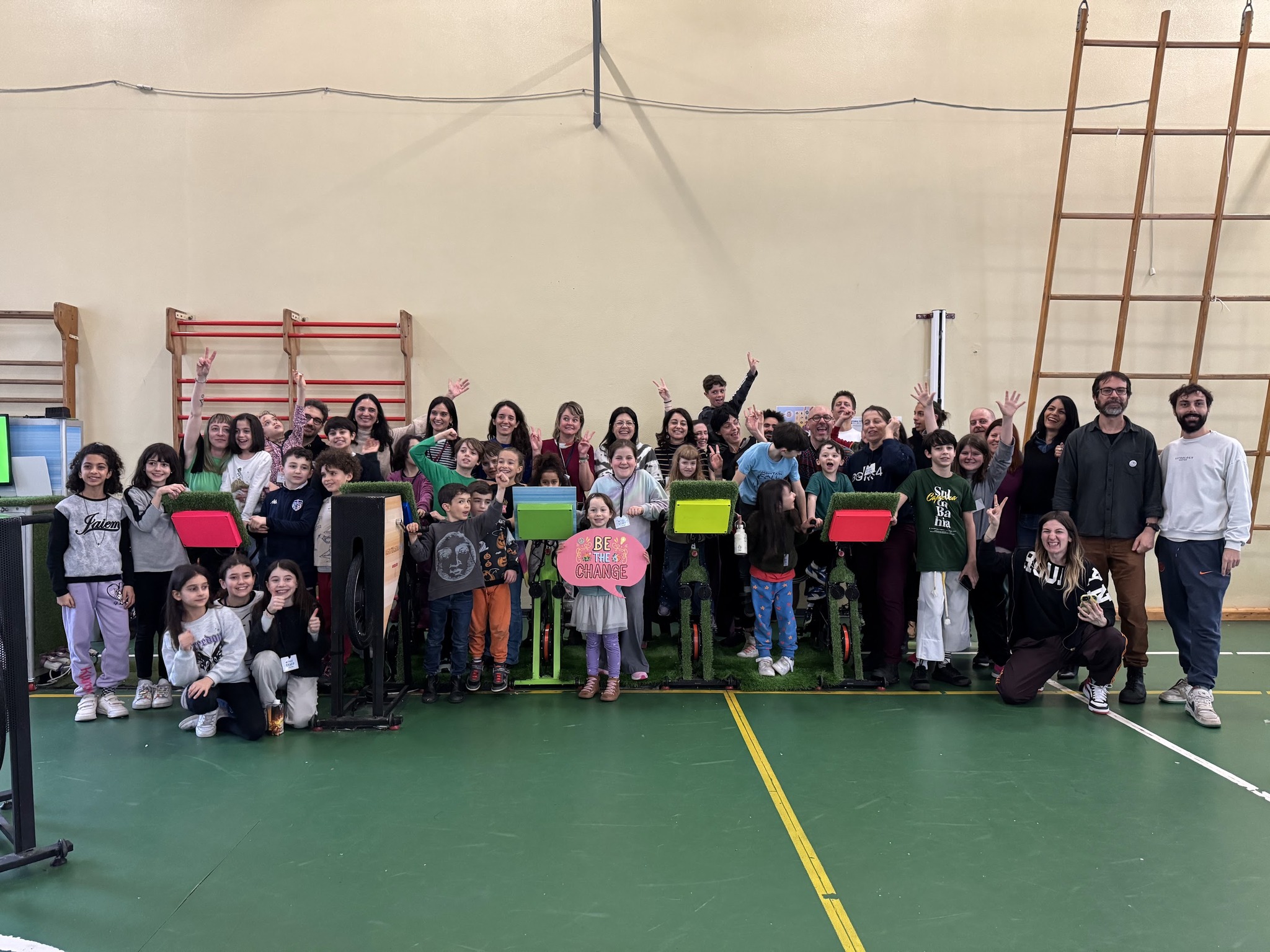 Gruppo di famiglie in palestra