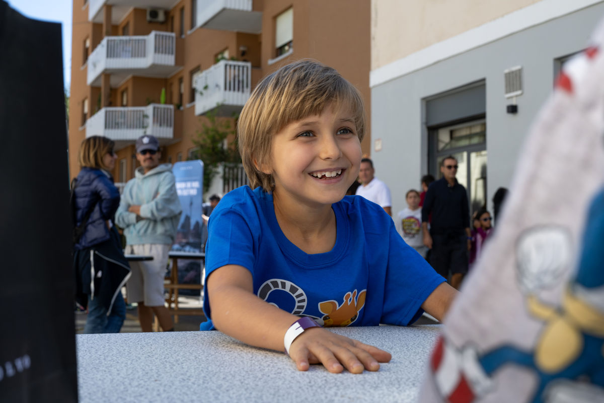 Un bambino sorride durante le attività in strada