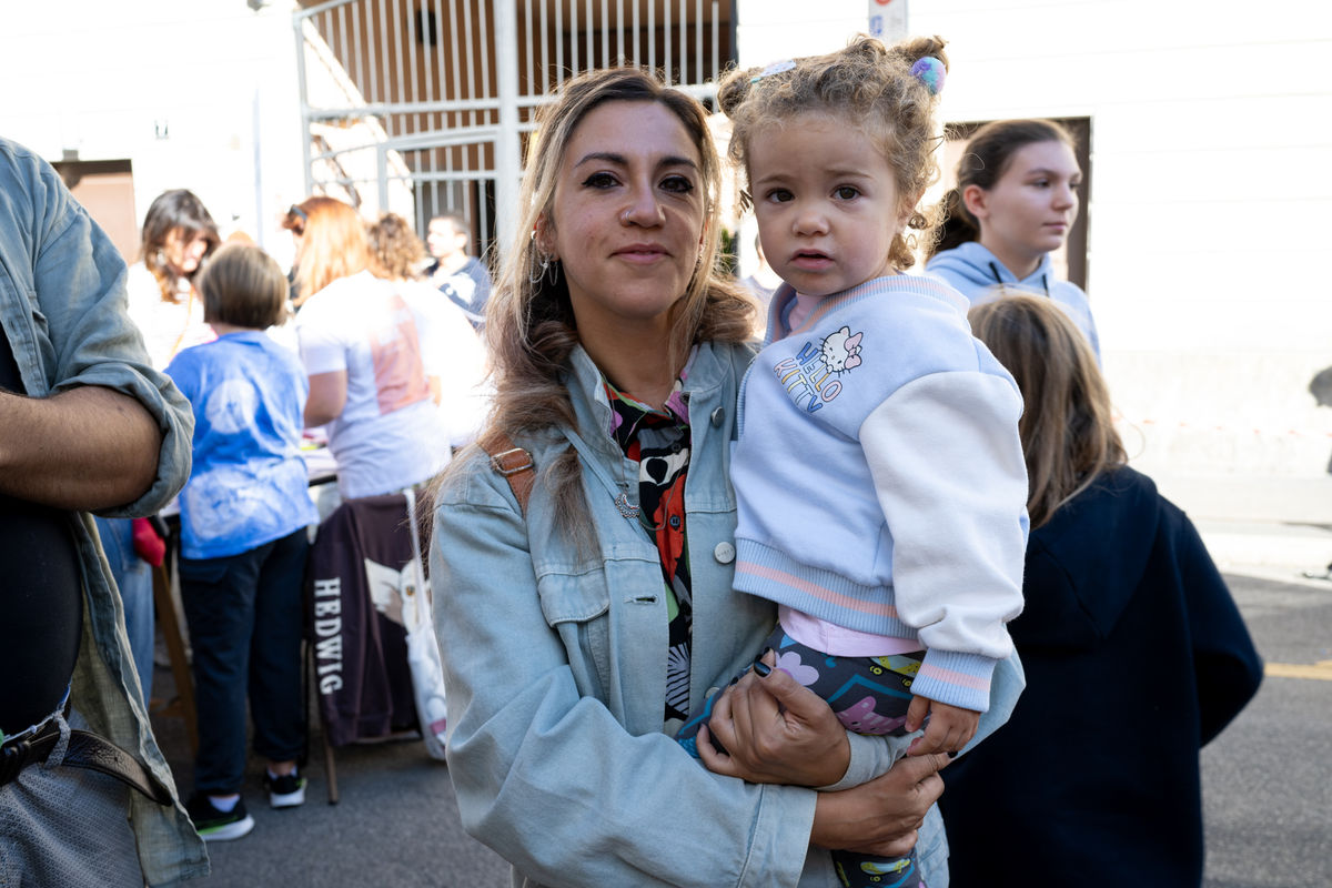 Mamma e figlia alla festa della strada scolastica